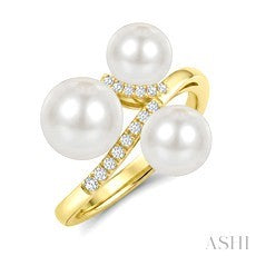 0.10 Ctw Three-Stone Pearl and Diamond Ring in 10K Yellow Gold