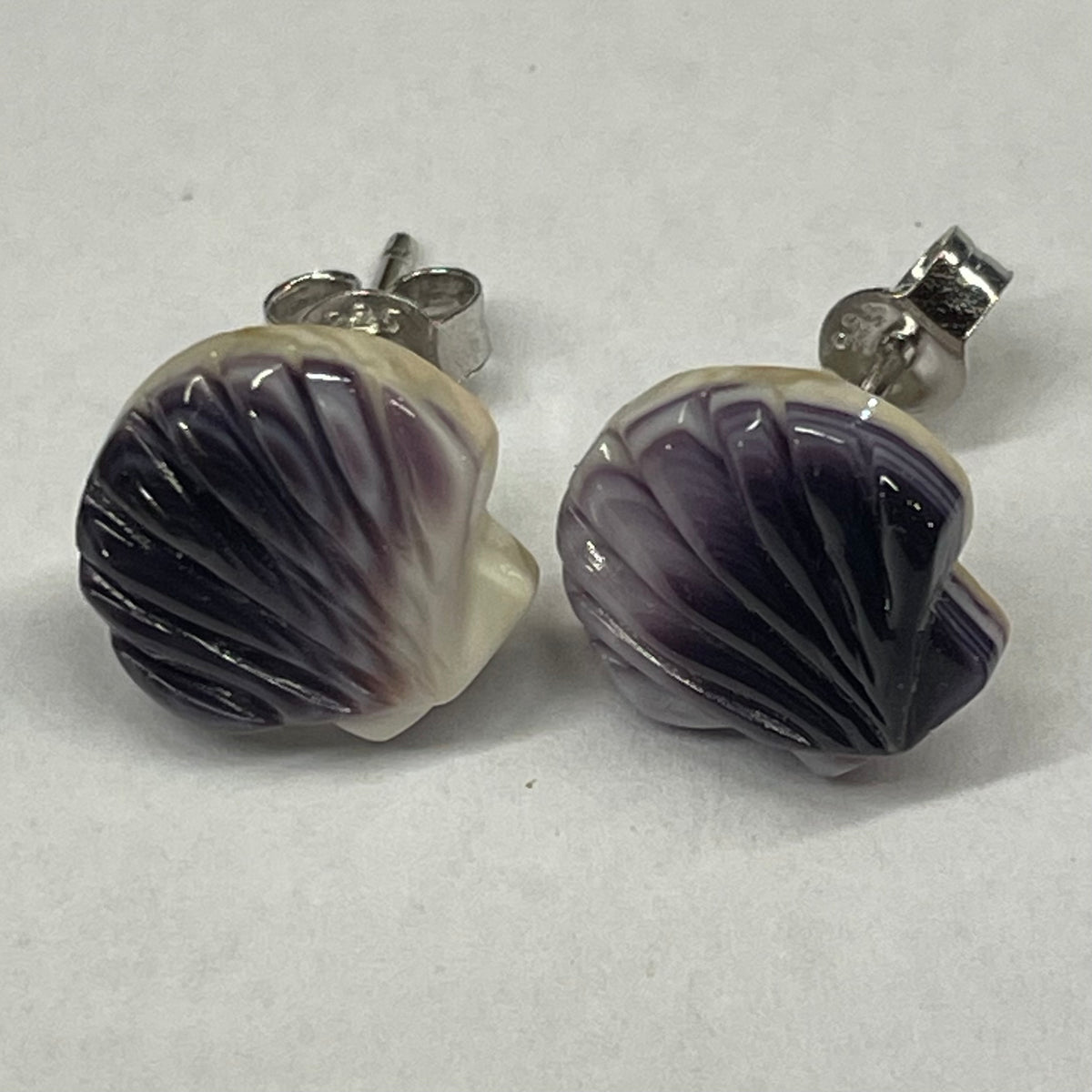 E3131 Scallop Stud Wampum Natural Earrings Sterling Silver