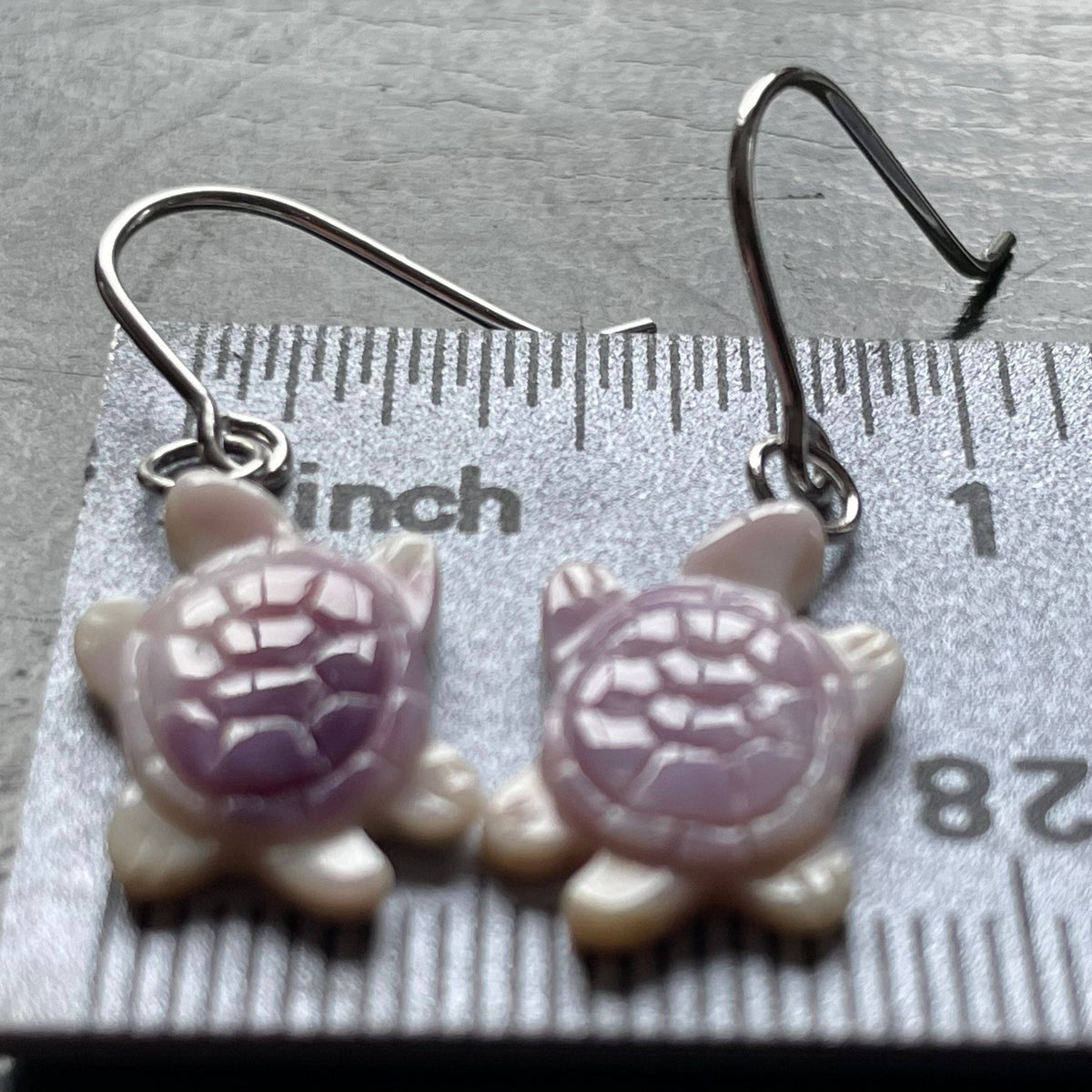 E3143 Turtle Small Wampum Natural Earrings Sterling Silver