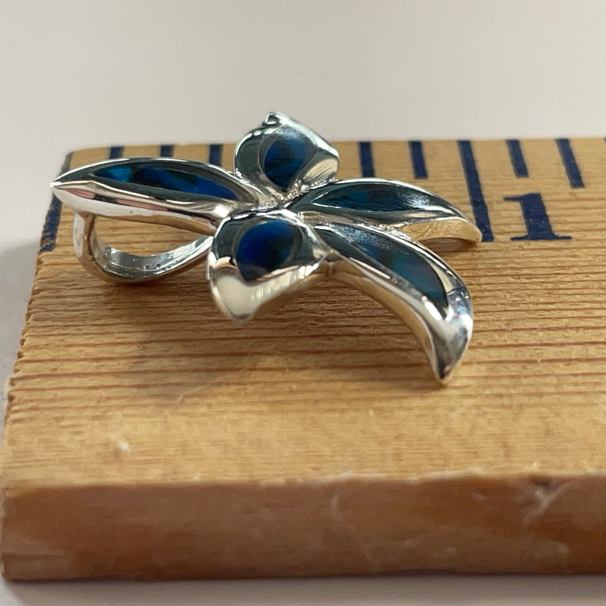P1091 Flower Sterling Silver Wampum Inlay Pendant