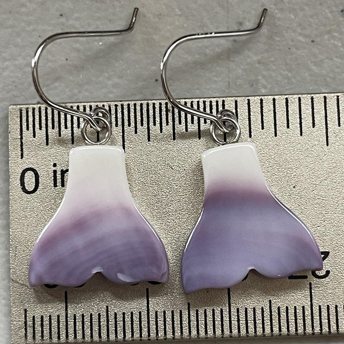 E3135 Whale Tail Wampum Natural Earrings Sterling Silver